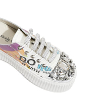 A CLOSER LOOK TO THE FRONT OF OUR NAIL POLISH MULE PLATFORM SNEAKERS. WHITE COLOR WITH WHITE LACES EMBELLISHED WITH RHINESTONES .