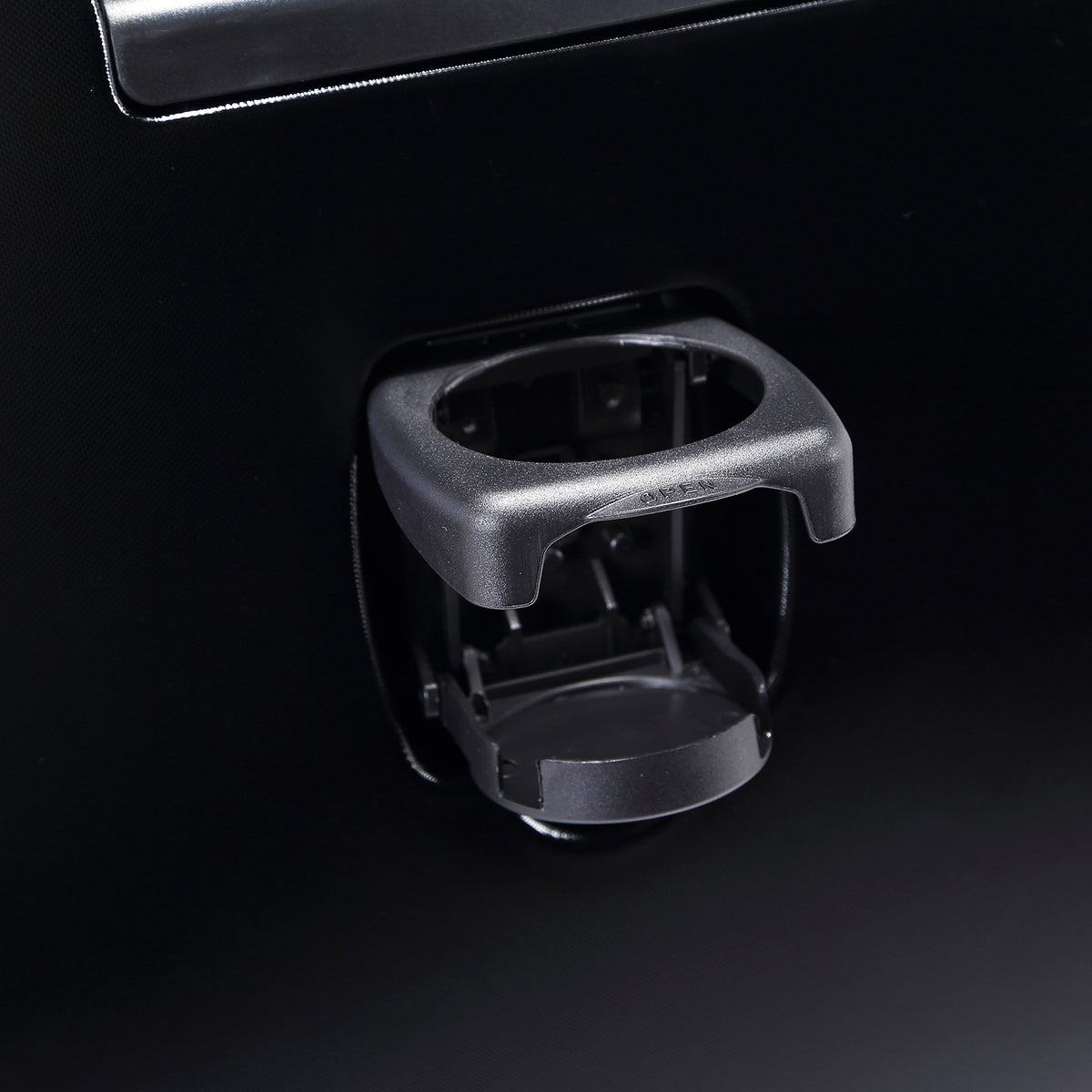 HARDSIDE CARRY-ON SUITCASE