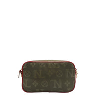 LARGE POUCH FROM THE BACK. POLYESTER EXTERIOR WITH VEGAN LEATHER ACCENTS.