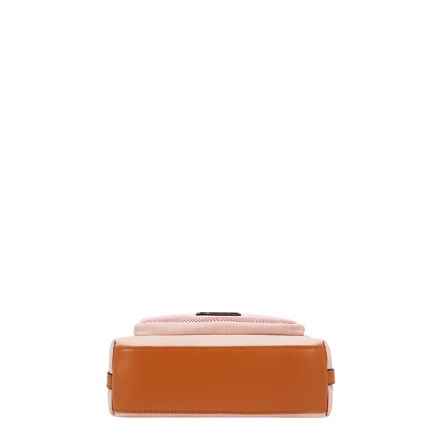 ルル Urban Texture Crossbody Bag Blends Modern Structure with Tactile
