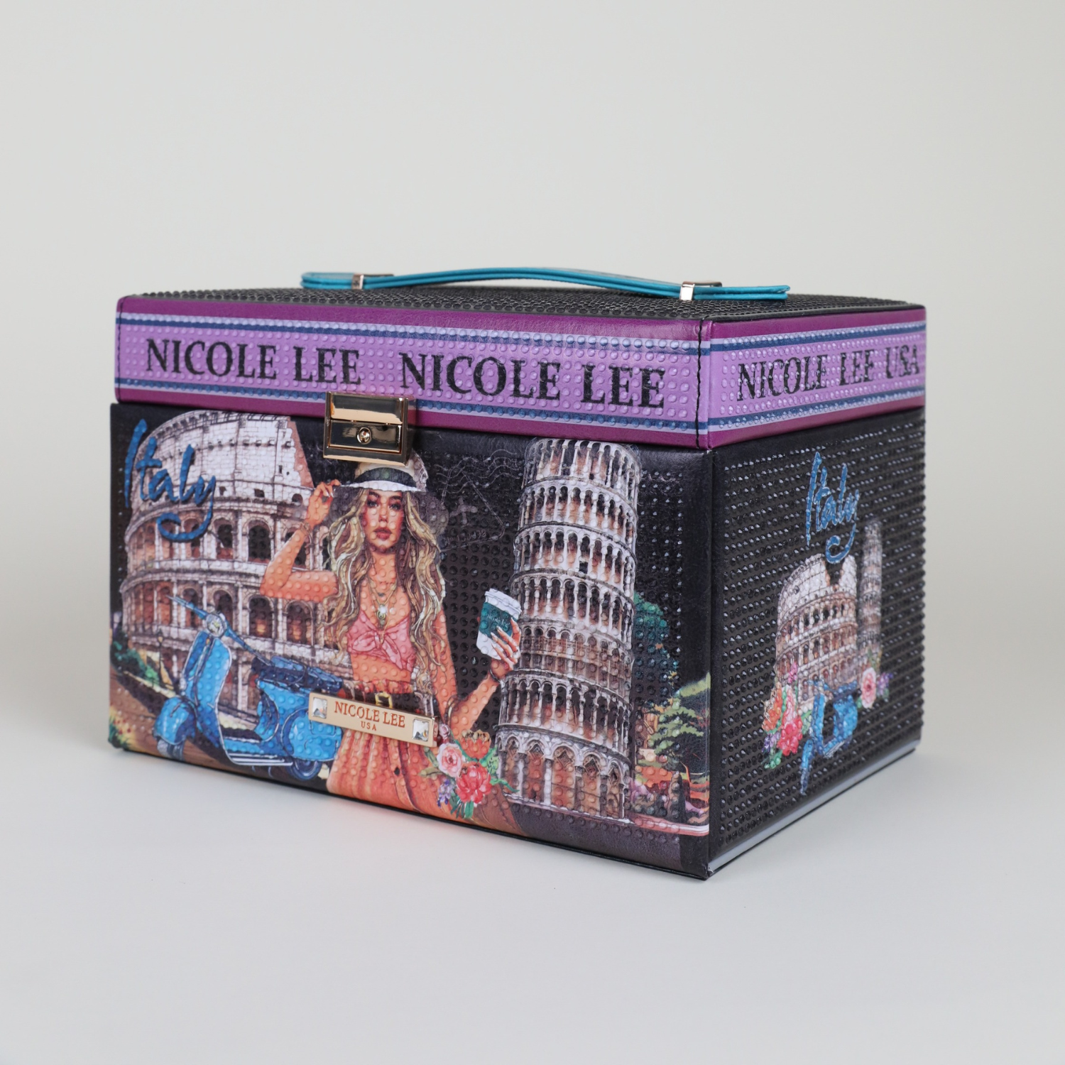FRONT LARGE JEWELRY BOX WITH TOP HANDLE RHINESTONES ALL AROUND, HAS THE NAME NICOLE LEE PRINTED ON THE TOP EDGE AND ALL AROUND IT, WITH A BLACK BACKGROUND SHOWING A PICTURE OF THE COLOSSEUM IN ROME ITALY AND THE LEANING TOWER OF PISA , IN THE MIDDLE IS A BLONDE GIRL WITH A CUP ON HER HAND AND A HANDBAG ON HER ARM WITH A BOUQUET OF FLOWERS AND A BLUE VESPA SCOOTER NEXT TO HER.