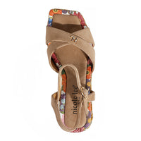 THE SANDAL FROM A VIEW FROM ABOVE. THE CRISSCROSS STRAPS WITH THE NL INITIALS IN THE MIDDLE. THE BEIGE INSOLE WITH FLORAL PRINT ON THE EDGES.